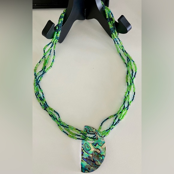 Elegant Green Abalone Shell Necklace with green and blue glass beads - Picture 16 of 16